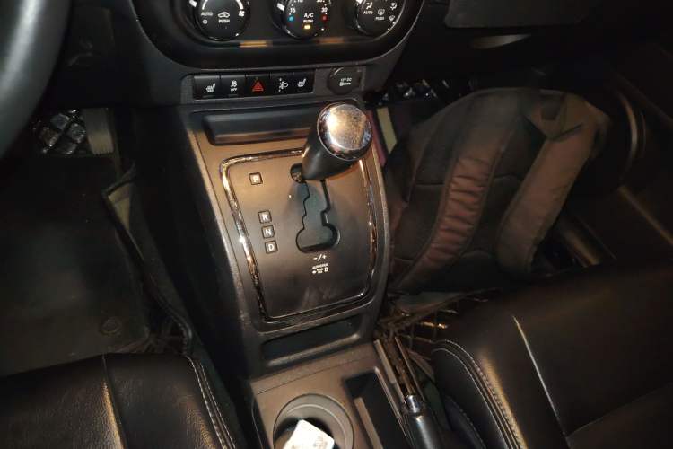 Used Jeep Compass 2012 2.4L four-wheel drive luxury version Gear Lever