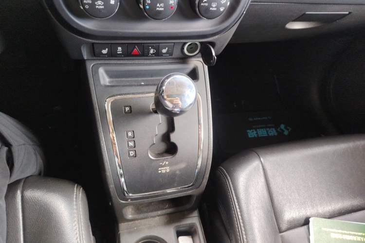 Used Jeep Compass 2012 2.0L two-wheel drive luxury version Gear Lever