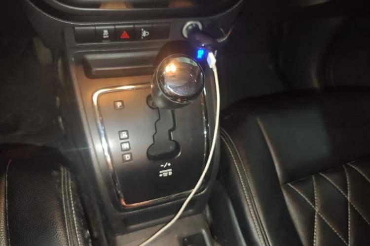 Used Jeep Compass 2012 2.4L four-wheel-drive sport version Gear Lever