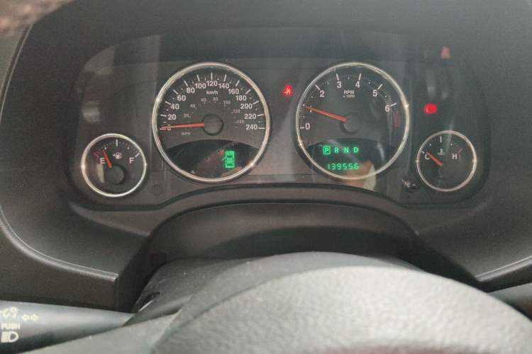 Used Jeep Compass 2012 2.4L four-wheel drive luxury version Instrument Cluster