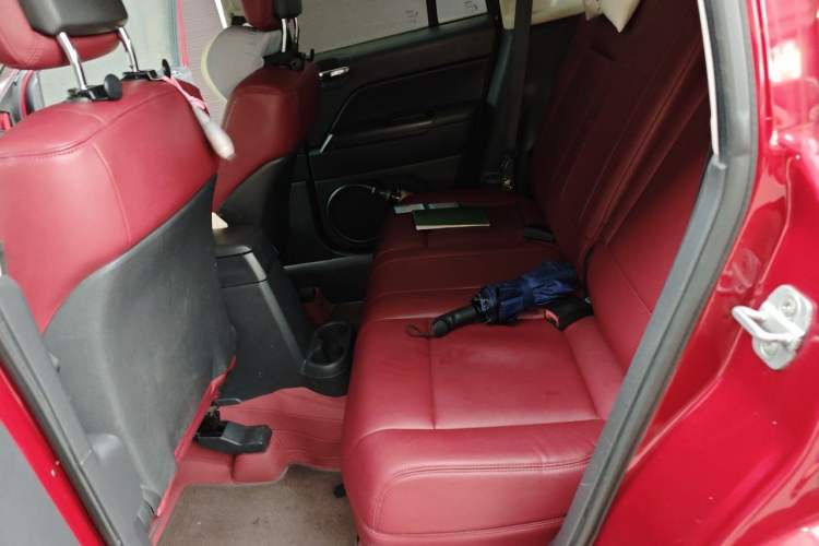 Used Jeep Compass 2012 2.4L four-wheel-drive sport version Left Rear Seat