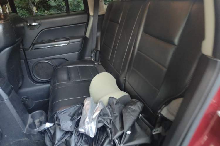 Used Jeep Compass 2012 2.0L two-wheel drive luxury version Left Rear Seat