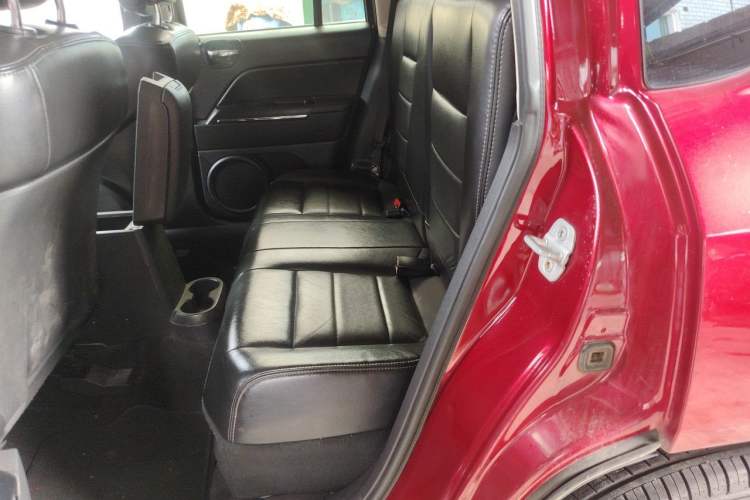 Used Jeep Compass 2012 2.0L two-wheel drive luxury version Left Rear Seat