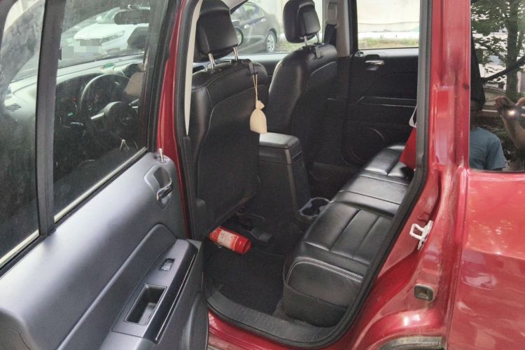 Used Jeep Compass 2012 2.4L four-wheel drive luxury version Left Rear Seat