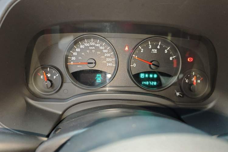 Used Jeep Compass 2012 2.4L four-wheel-drive sport version Odometer Close Up