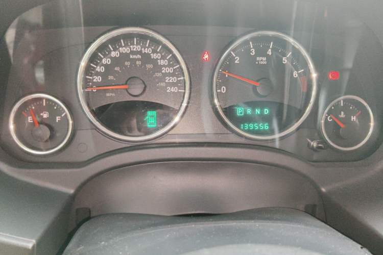 Used Jeep Compass 2012 2.4L four-wheel drive luxury version Odometer Close Up