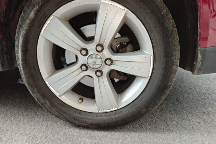 Used Jeep Compass 2012 2.4L four-wheel-drive sport version Right Front Wheel Hub