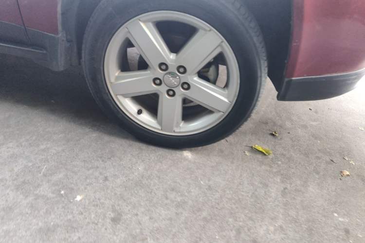 Used Jeep Compass 2012 2.0L two-wheel drive luxury version Right Front Wheel Hub
