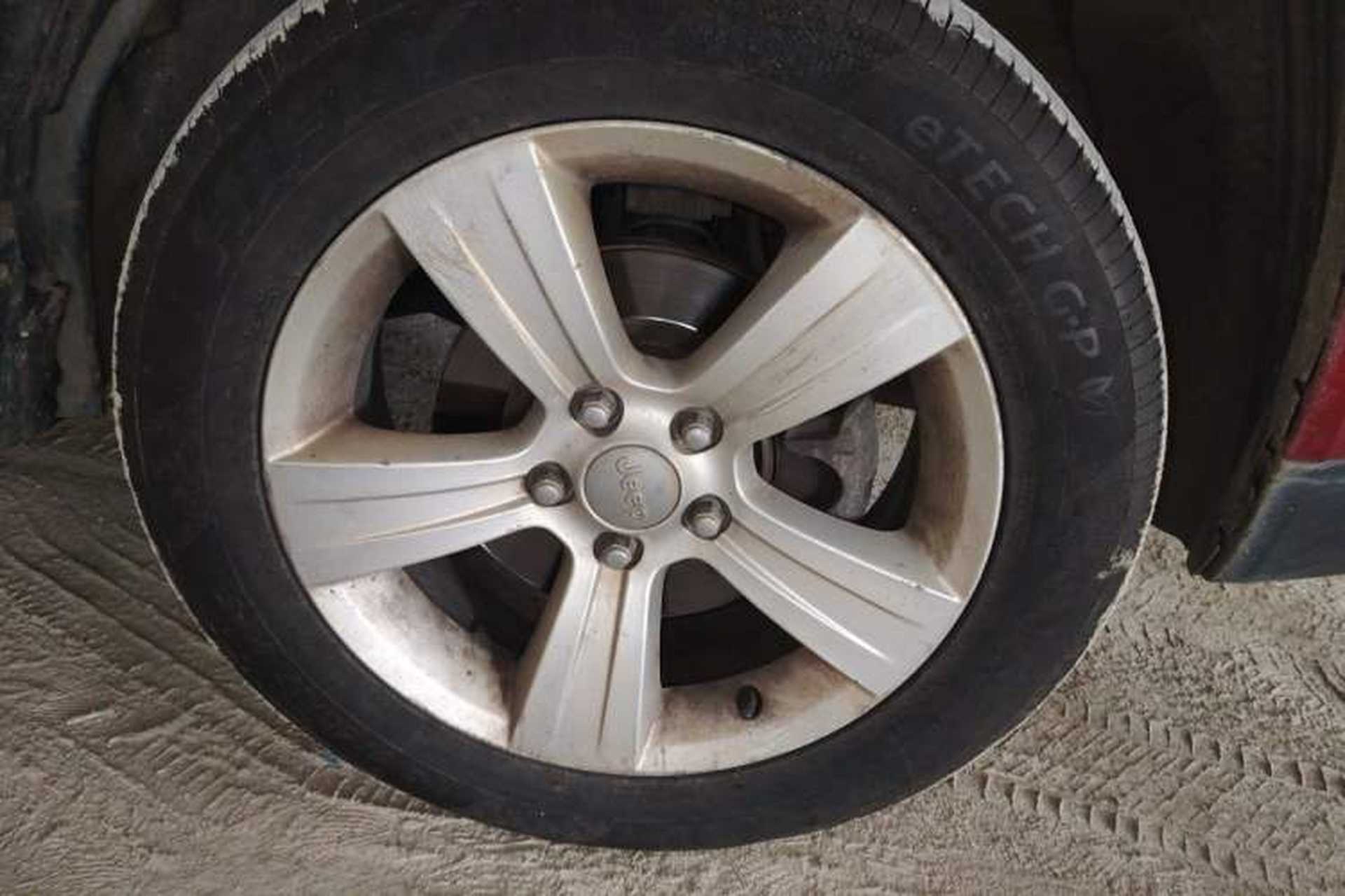 Used Jeep Compass 2012 2.0L two-wheel drive sport version Right Front Wheel Hub