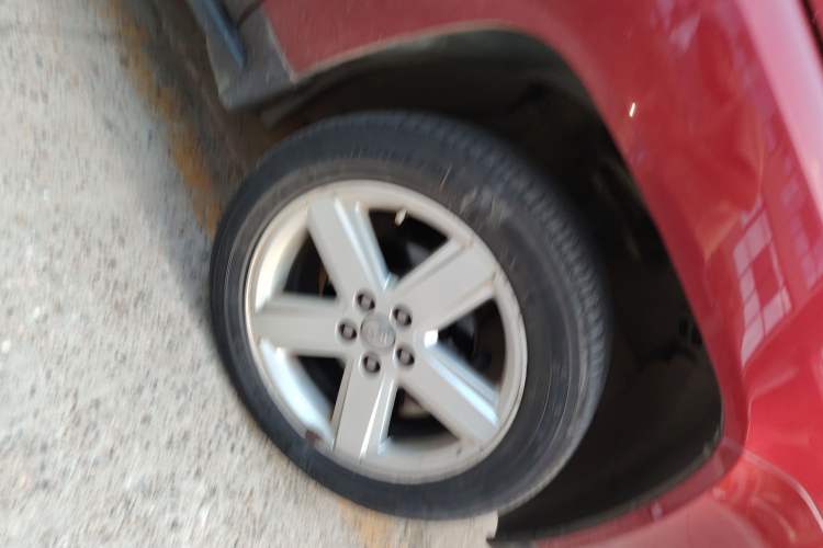 Used Jeep Compass 2012 2.4L four-wheel drive luxury version Right Front Wheel Hub