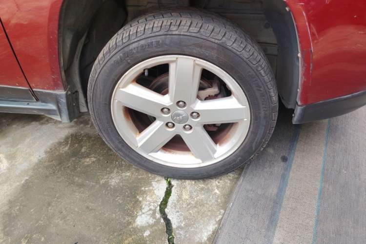 Used Jeep Compass 2012 2.0L two-wheel drive luxury version Right Front Wheel Hub