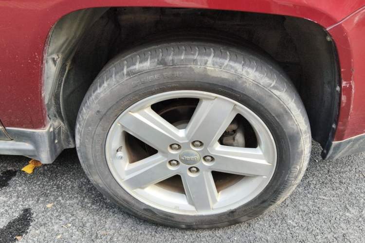 Used Jeep Compass 2012 2.4L four-wheel drive luxury version Right Front Wheel Hub