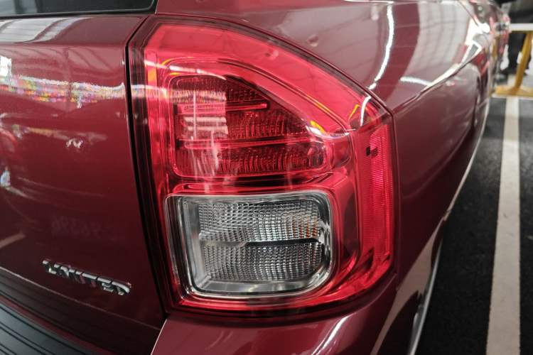 Used Jeep Compass 2012 2.4L Four-Wheel Drive Urban Edition Right Rear Taillight