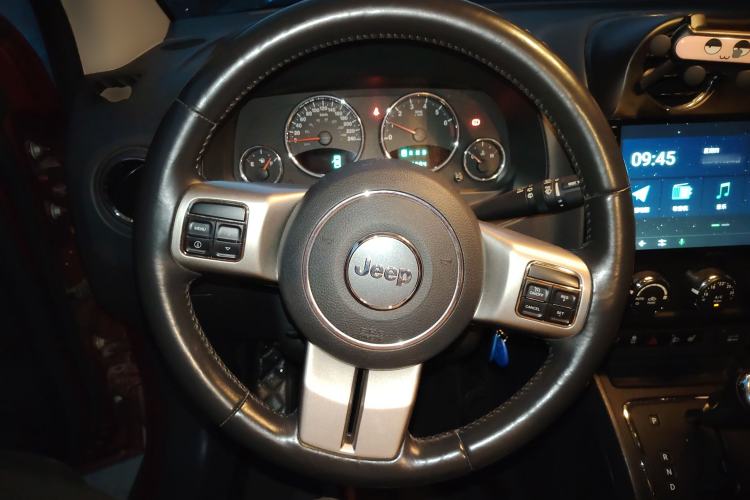 Used Jeep Compass 2012 2.4L four-wheel drive luxury version Steering Wheel