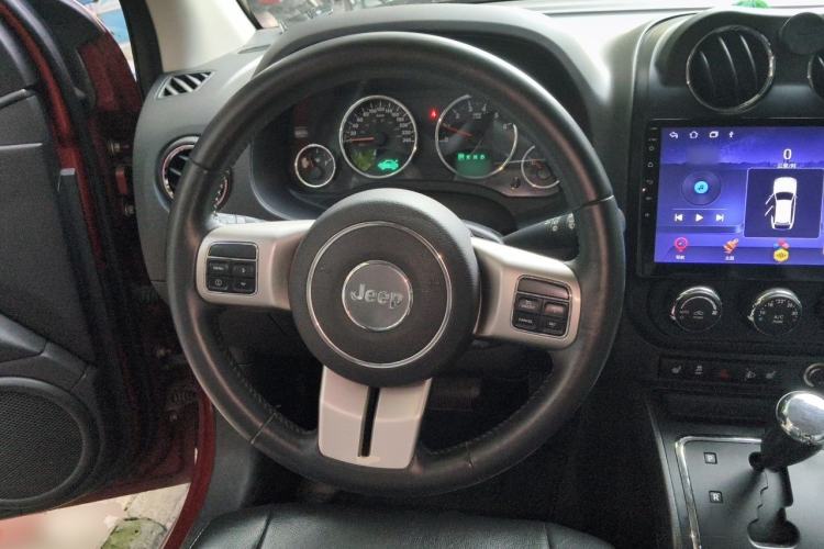 Used Jeep Compass 2012 2.4L four-wheel drive luxury version Steering Wheel