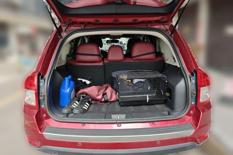 Used Jeep Compass 2012 2.4L four-wheel-drive sport version Trunk