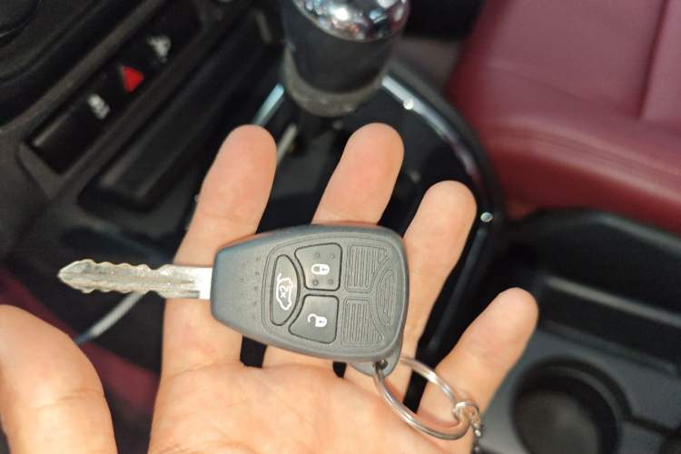 Used Jeep Compass 2012 2.4L four-wheel-drive sport version Vehicle Key