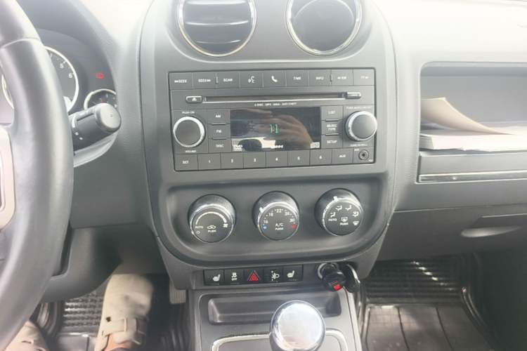 Used Jeep Compass 2012 2.0L two-wheel drive luxury version Audio And AC Panel
