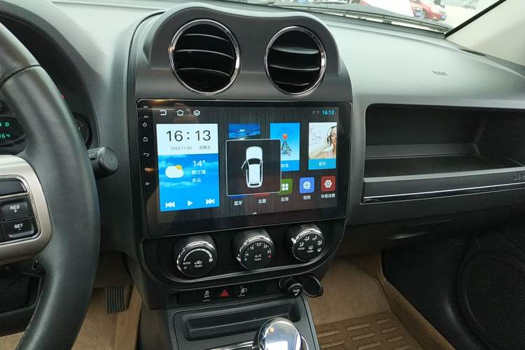Used Jeep Compass 2012 2.4L four-wheel-drive sport version Audio And AC Panel
