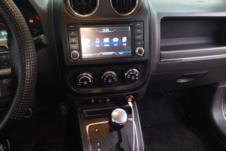 Used Jeep Compass 2012 2.4L four-wheel-drive sport version Audio And AC Panel