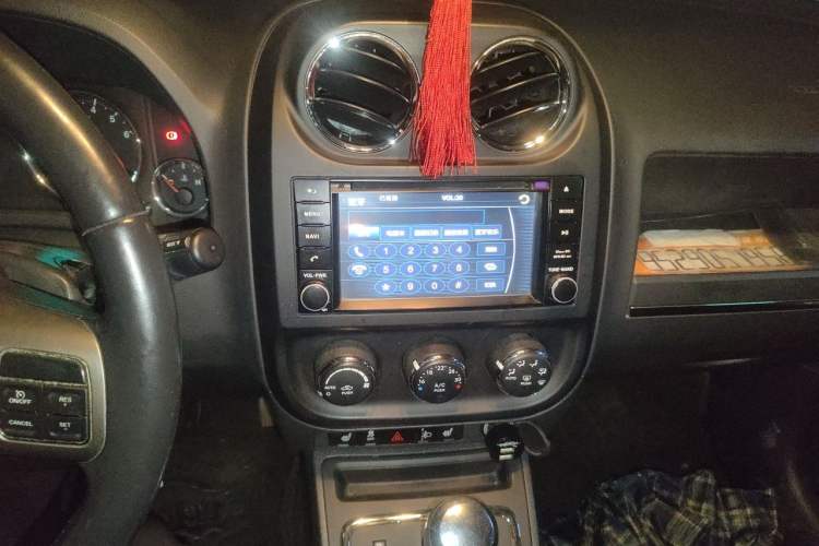 Used Jeep Compass 2012 2.0L two-wheel drive luxury version Audio And AC Panel