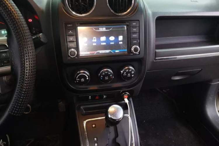 Used Jeep Compass 2012 2.4L four-wheel-drive sport version Audio And AC Panel