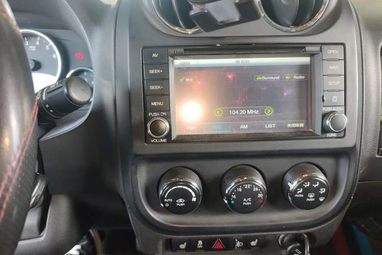 Used Jeep Compass 2012 2.0L two-wheel drive luxury version Audio And AC Panel