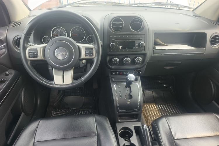 Used Jeep Compass 2012 2.0L two-wheel drive luxury version Center Console