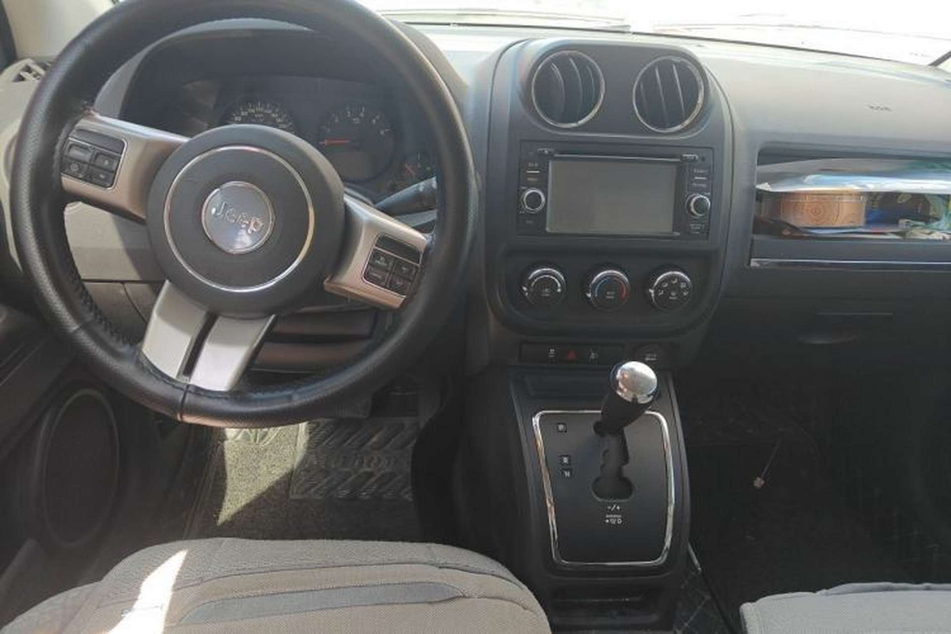 Used Jeep Compass 2012 2.0L two-wheel drive sport version Center Console