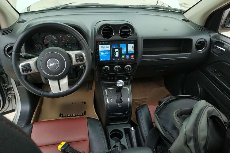 Used Jeep Compass 2012 2.4L four-wheel-drive sport version Center Console