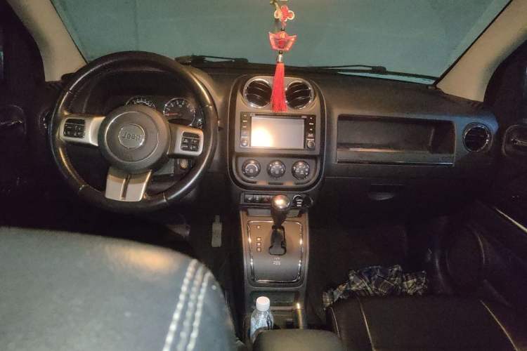 Used Jeep Compass 2012 2.0L two-wheel drive luxury version Center Console