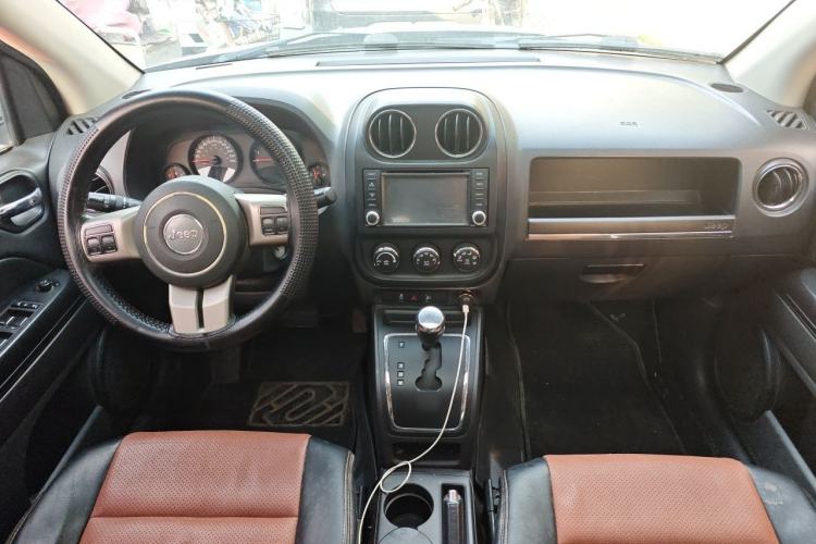 Used Jeep Compass 2012 2.4L four-wheel-drive sport version Center Console
