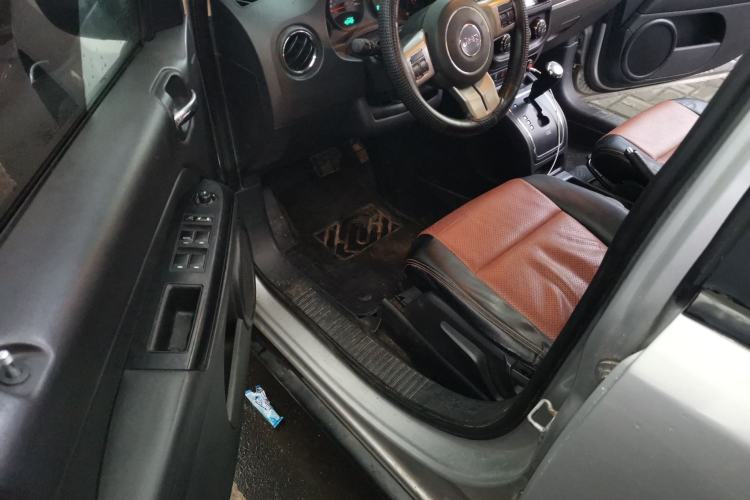 Used Jeep Compass 2012 2.4L four-wheel-drive sport version Driver Seat