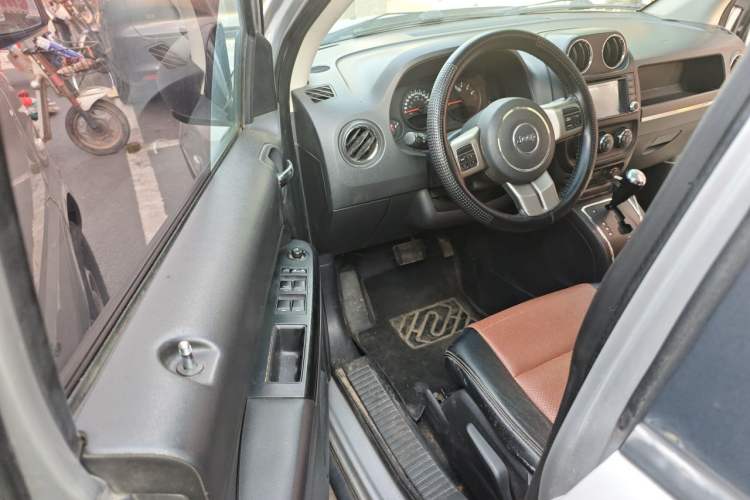 Used Jeep Compass 2012 2.4L four-wheel-drive sport version Driver Seat