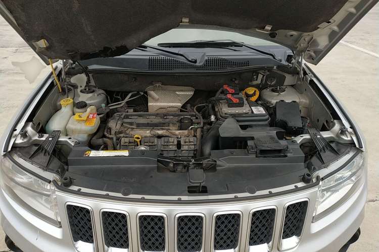 Used Jeep Compass 2012 2.4L four-wheel-drive sport version Engine Bay