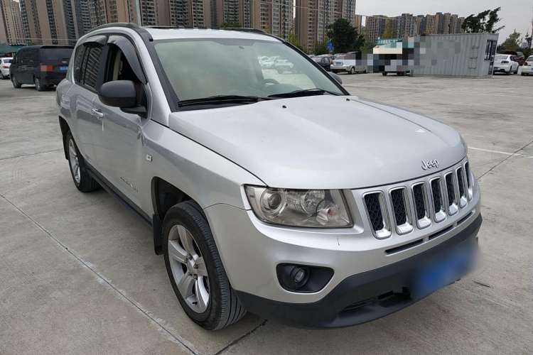 Used Jeep Compass 2012 2.4L four-wheel-drive sport version Front Right 45 Deg