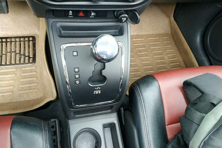 Used Jeep Compass 2012 2.4L four-wheel-drive sport version Gear Lever
