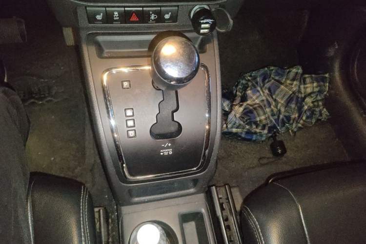 Used Jeep Compass 2012 2.0L two-wheel drive luxury version Gear Lever