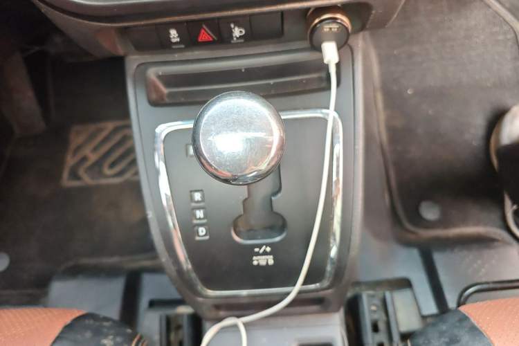 Used Jeep Compass 2012 2.4L four-wheel-drive sport version Gear Lever