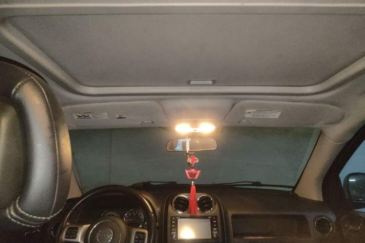 Used Jeep Compass 2012 2.0L two-wheel drive luxury version Headliner