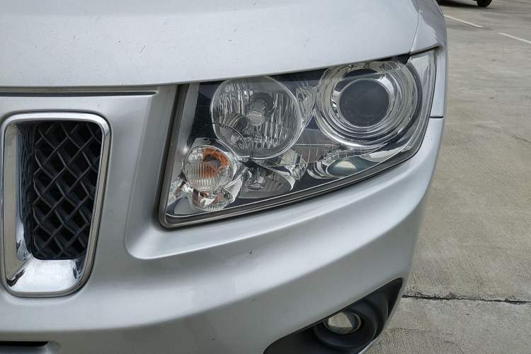 Used Jeep Compass 2012 2.4L four-wheel-drive sport version Left Front Headlight