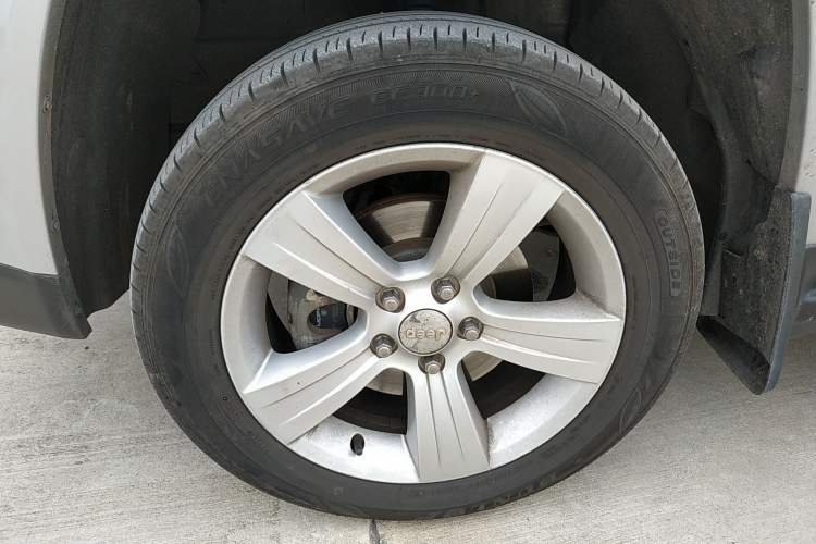 Used Jeep Compass 2012 2.4L four-wheel-drive sport version Left Front Wheel Hub