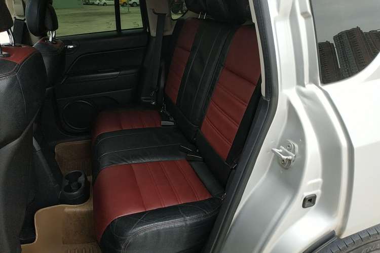 Used Jeep Compass 2012 2.4L four-wheel-drive sport version Left Rear Seat