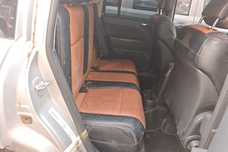 Used Jeep Compass 2012 2.4L four-wheel-drive sport version Left Rear Seat