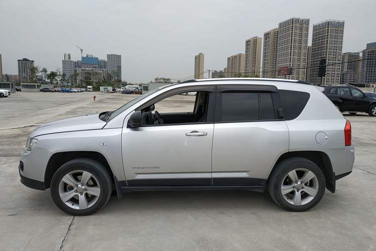 Used Jeep Compass 2012 2.4L four-wheel-drive sport version Left Side