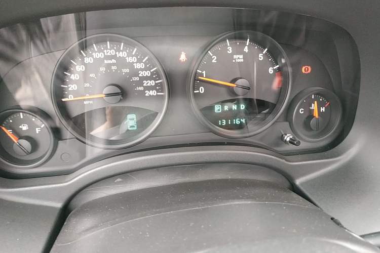 Used Jeep Compass 2012 2.4L four-wheel-drive sport version Odometer Close Up