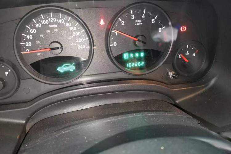Used Jeep Compass 2012 2.4L four-wheel-drive sport version Odometer Close Up