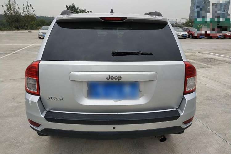 Used Jeep Compass 2012 2.4L four-wheel-drive sport version Rear