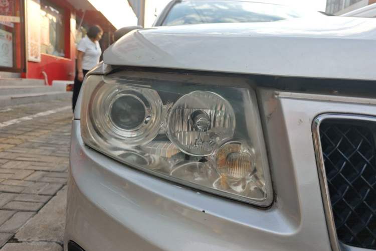Used Jeep Compass 2012 2.4L four-wheel-drive sport version Right Front Headlight