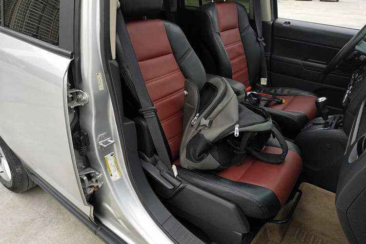 Used Jeep Compass 2012 2.4L four-wheel-drive sport version Right Front Seat